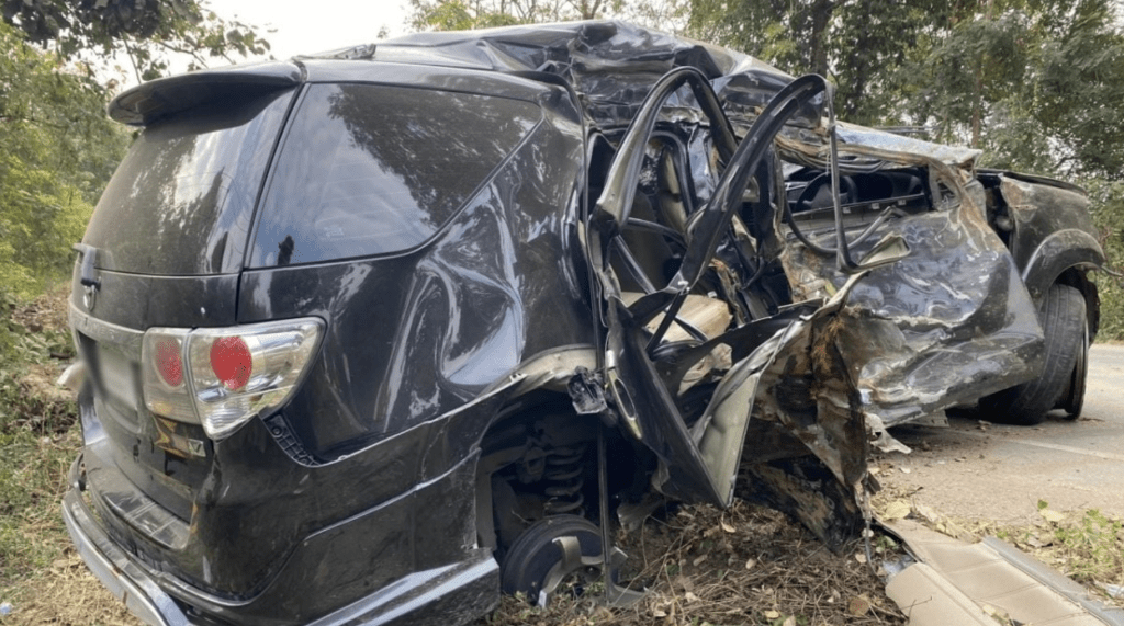 一輛掛曼谷車牌的七人車在公路旁失控撞向路邊大樹，造成車內3人死亡。泰國警方圖片