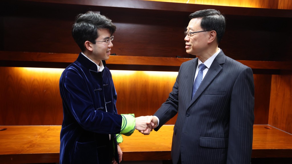 「星耀紫荊慶回歸」晚會舉行，李家超到後台賀鋼琴神童沈靖韜國際比賽摘冠。李家超fb