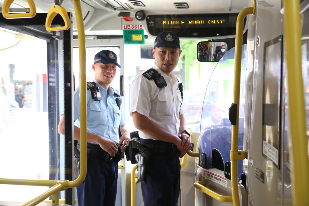 警员登上巴士巡逻。刘汉权摄