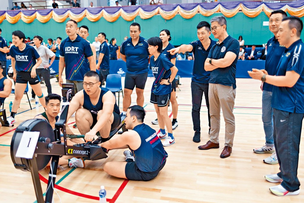 警務處處長蕭澤頤（右）親臨周年室內划艇賽舉行地點，觀賞紀律部隊邀請賽。 