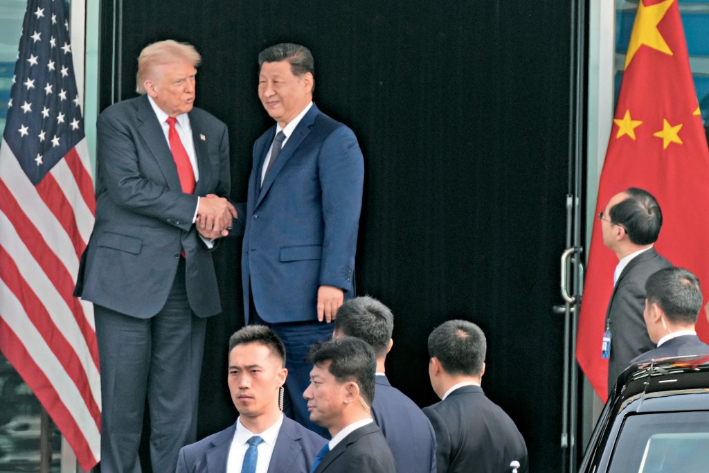 國家主席習近平昨日在釜山與美國總統特朗普進行會晤，臨別時特朗普湊近習近平身旁耳語。