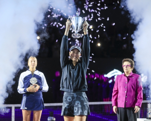 西班牙球手梅古露莎高举奖杯。 AP