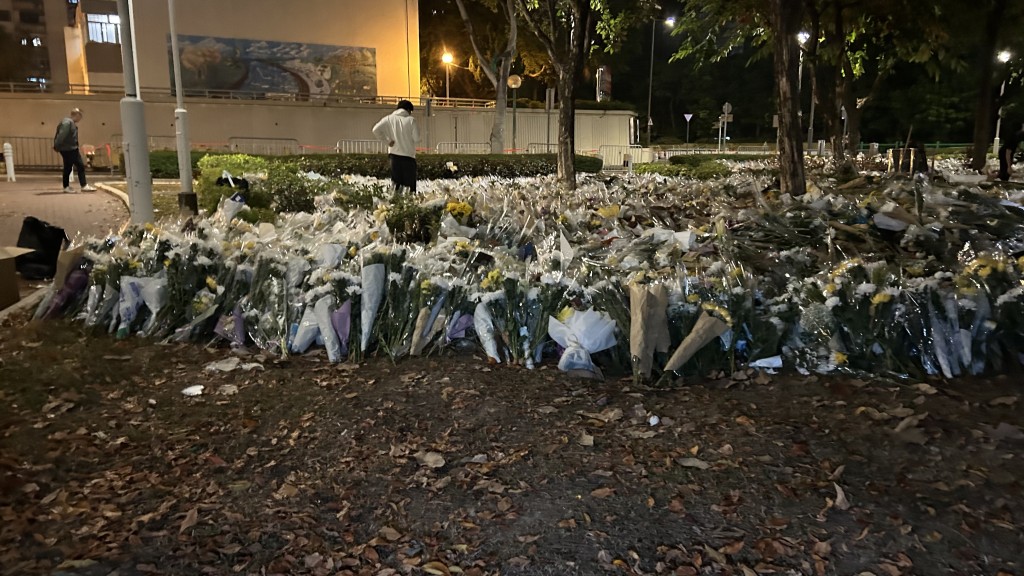 現場仍有大量鮮花。蔡楚輝攝 現場仍有大量鮮花。蔡楚輝攝