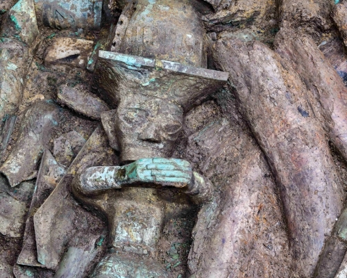 铜顶尊跪坐人像亮相。新华社图片