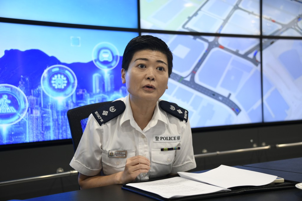 黃大仙警區副指揮官高級警司沈靜芬(左)表示， 黃大仙警區會繼續配合警方數碼警政的策略方針，未來會將計劃推廣至區內其他交通繁忙地點。 楊偉亨攝 