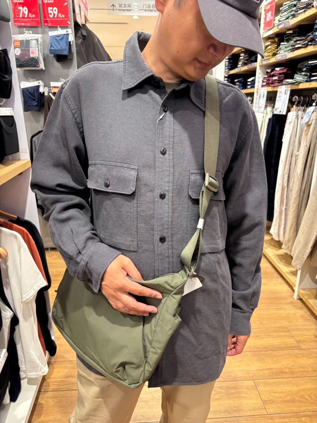 UNIQLO工装衫配斜孭袋秒变“红军装”,北京青年涌店打卡。 小红书 UNIQLO工装衫配斜孭袋秒变“红军装”,北京青年涌店打卡。 小红书