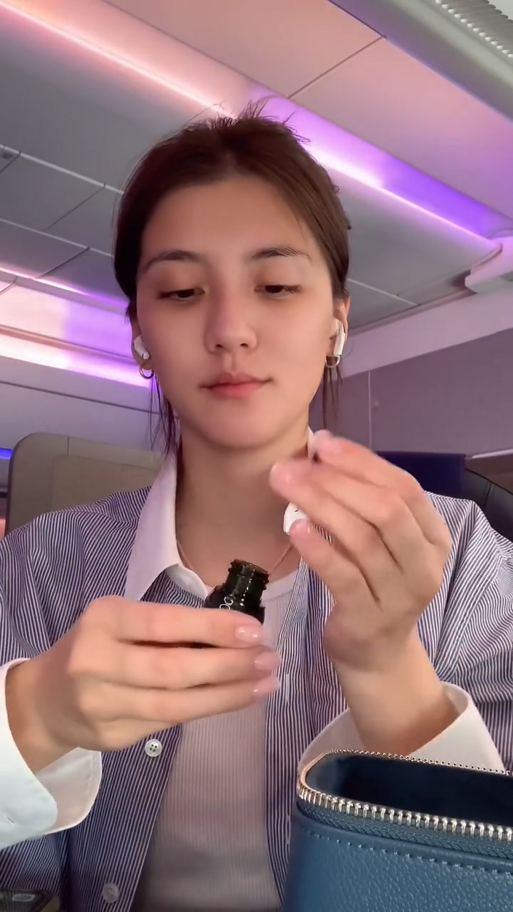 吴千语日前贴出游伦敦Vlog，见她在飞机会搭保养品。