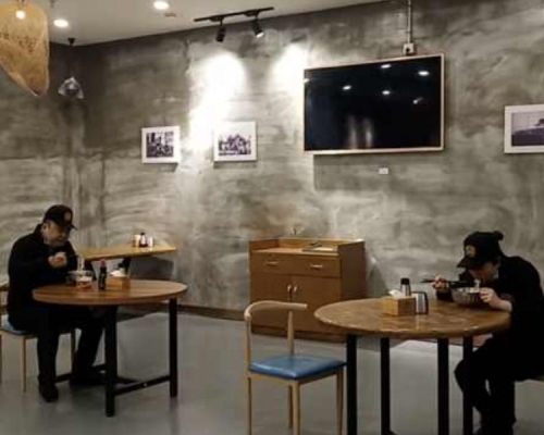 長沙有米粉店開業,市民說像高考一樣嚴格,但疫情下為了安全這樣做挺好。(網圖)