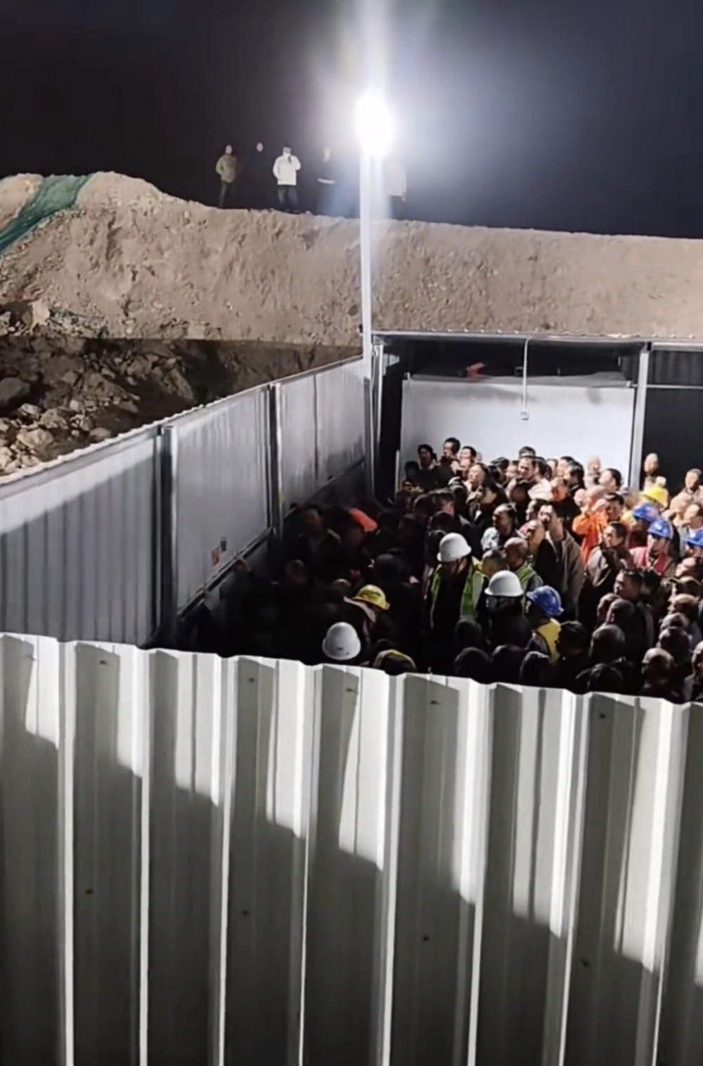 地盤工搖晃圍欄高喊「我們要出去吃飯」，網傳被限制外出為謠言。