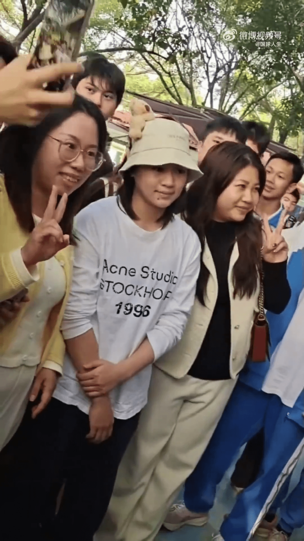 全紅嬋現身長隆被「野生圍捕」。微博@國球人生 全紅嬋現身長隆被「野生圍捕」。微博@國球人生