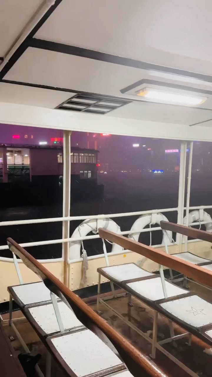 天星小輪泊期間突然橫風橫雨，船隻不斷上下搖擺。threads@ancy_photo