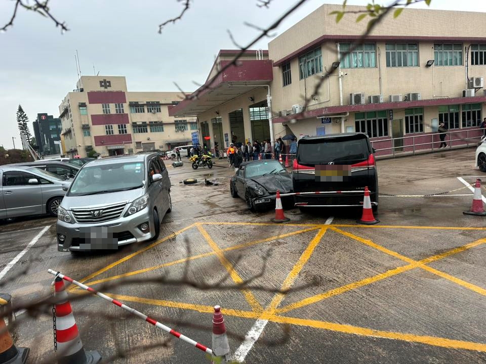 现场为元朗福喜街50号一间综合汽车检验中心。Threads：hkpkdriving 香港马路炸弹数据库 