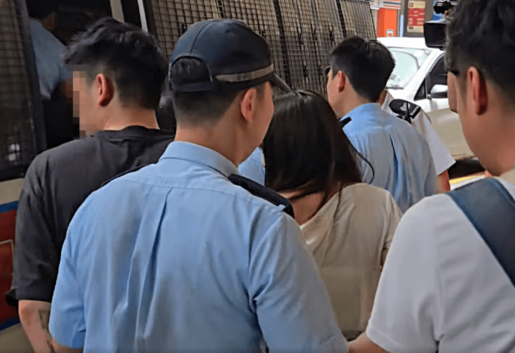 警方帶走多名男女。讀者提供