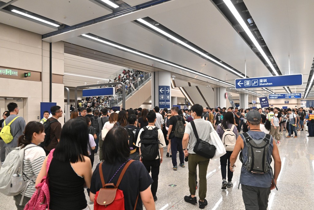 參與人員由聯檢大樓二樓的公共運輸交匯處前往五樓離境大堂。 參與人員由聯檢大樓二樓的公共運輸交匯處前往五樓離境大堂。