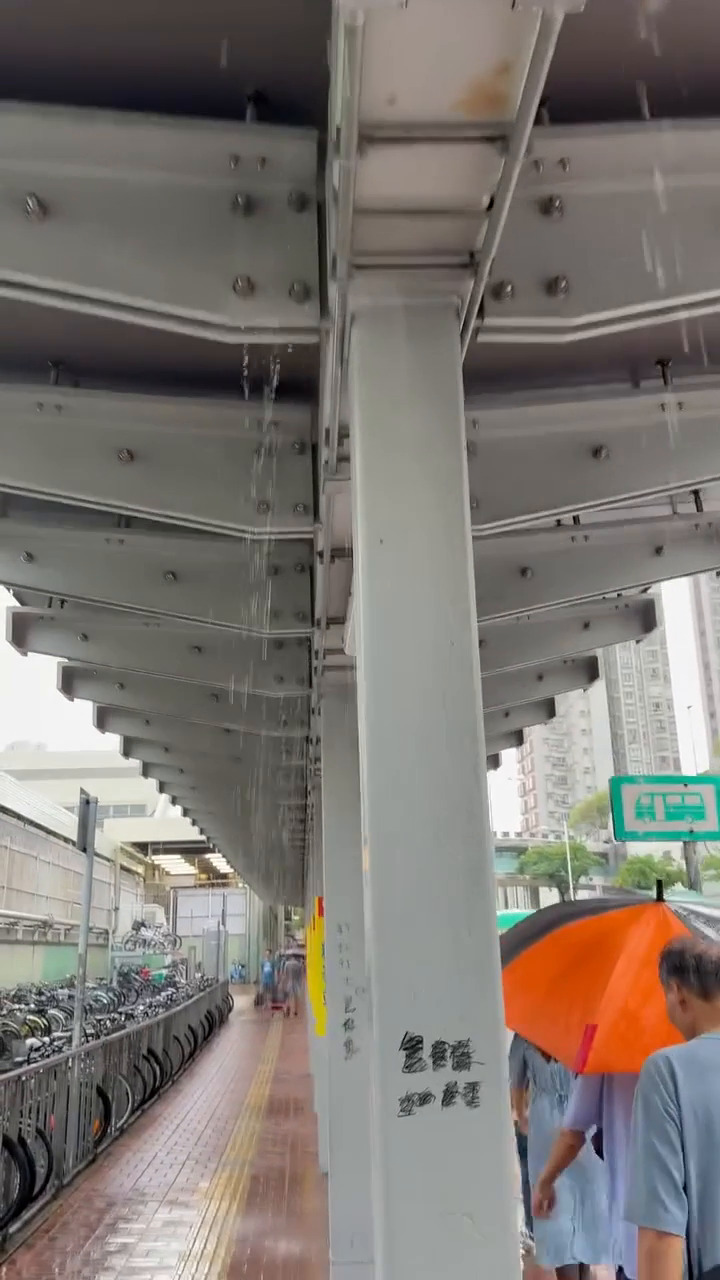 有見及此,其他回應的網民反 而力撐平實的遮風擋雨上蓋: •仲衰過啲鐵皮篷; •外觀唔好睇但實用; •設計愈多愈唔實用;Threads截圖 有見及此,其他回應的網民反 而力撐平實的遮風擋雨上蓋: •仲衰過啲鐵皮篷; •外觀唔好睇但實用; •設計愈多愈唔實用;Threads截圖
