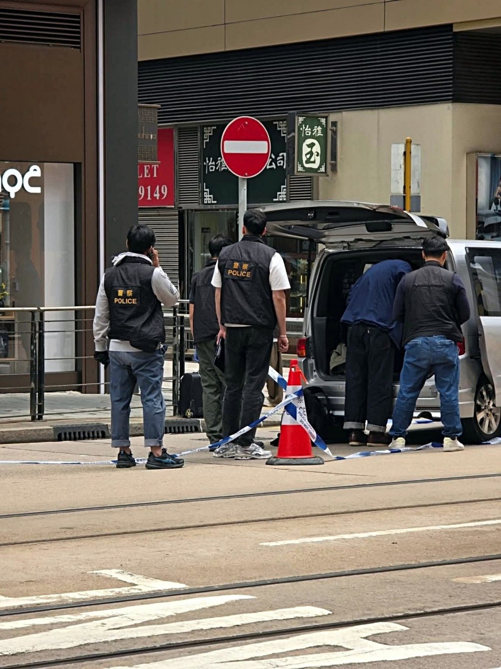 警方在涉案私家車搜查。fb:馬路的事討論區 警方在涉案私家車搜查。fb:馬路的事討論區