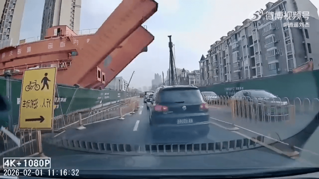 武漢地鐵工地龍門吊倒塌，砸中路過車輛。 車CAM畫面