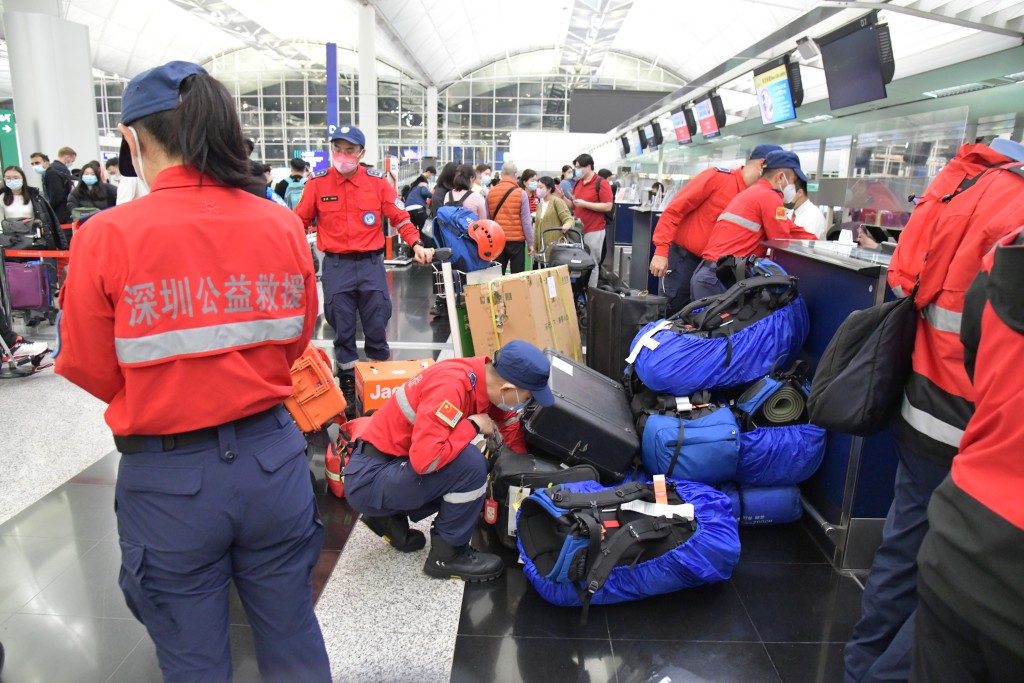 內地民間志願組織深圳公益救援隊首批六人經香港機場前往土耳其災區救援。(徐裕民攝)