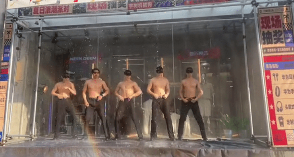 杭州商场“半裸男团”谷客惹议，负责人：表演者并非全程赤膊上阵。