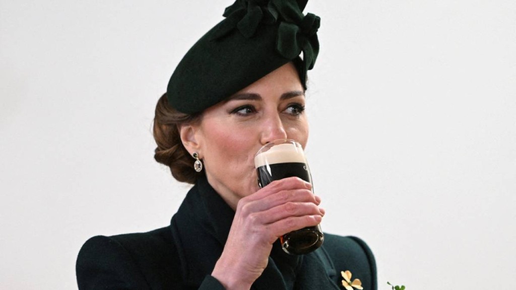 英國凱特王妃盛裝現身聖博德節活動,期間飲黑啤顯親民形象。路透社 英國凱特王妃盛裝現身聖博德節活動,期間飲黑啤顯親民形象。路透社
