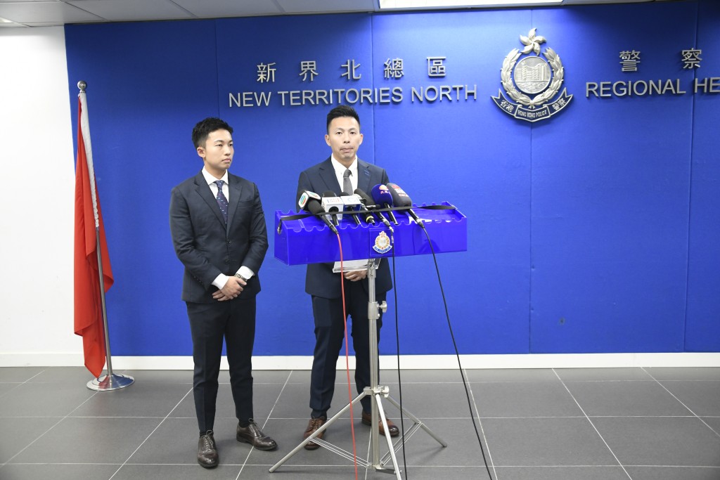 新界北總區反三合會行動組總督察戴玉麟(圖右)及元朗警區重案組第一隊高級督察吳斯軒講述案情。楊偉亨攝 新界北總區反三合會行動組總督察戴玉麟(圖右)及元朗警區重案組第一隊高級督察吳斯軒講述案情。楊偉亨攝