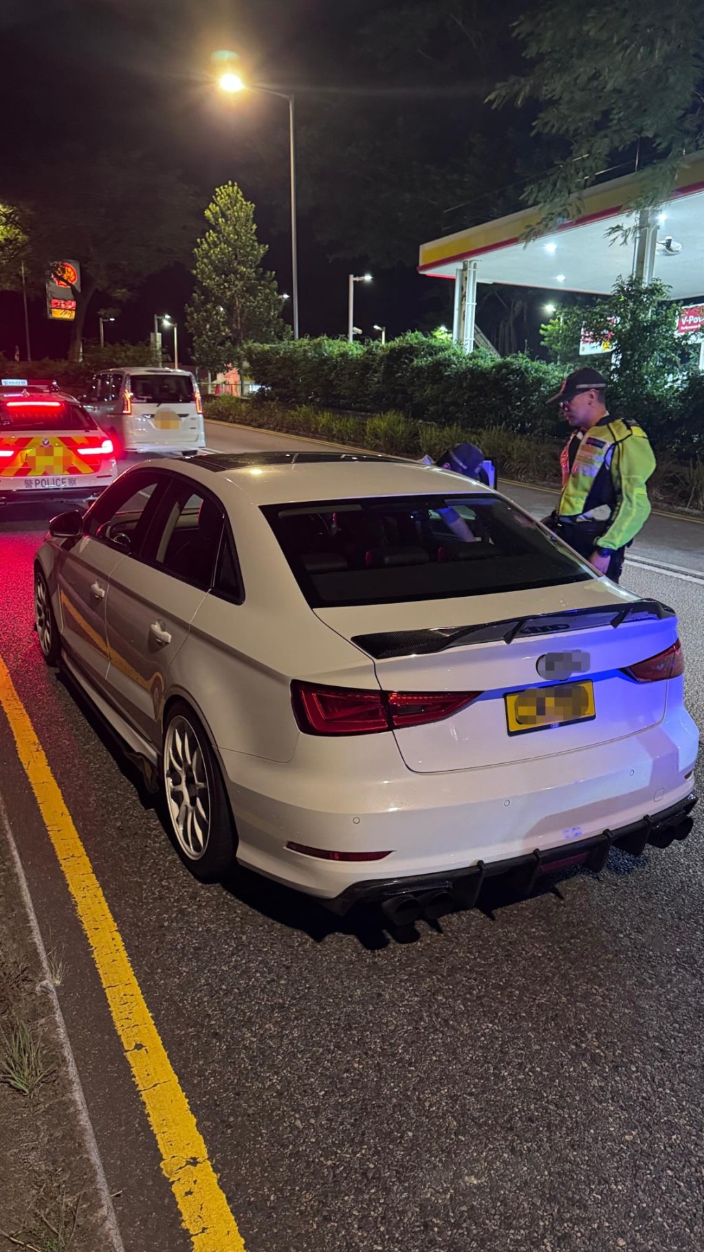 人員亦在行動中扣留三部懷疑改裝車輛作進一步檢驗。警方圖片 人員亦在行動中扣留三部懷疑改裝車輛作進一步檢驗。警方圖片