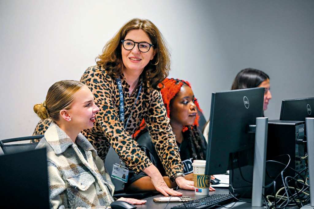 麥考米克在網紅課堂上與學生互動。