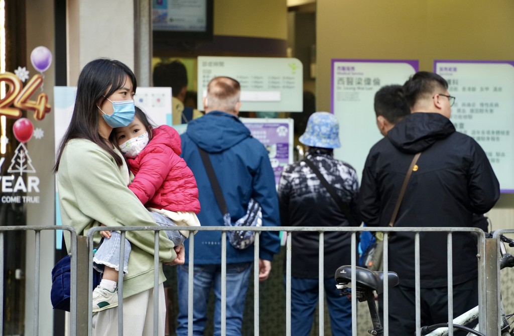 劉宇隆指3月中後病毒在社區廣泛傳播,但求診人數與去年相若。資料圖片 劉宇隆指3月中後病毒在社區廣泛傳播,但求診人數與去年相若。資料圖片