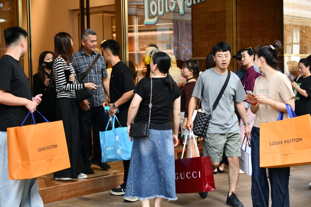 廣東道名店再現人龍。盧江球攝