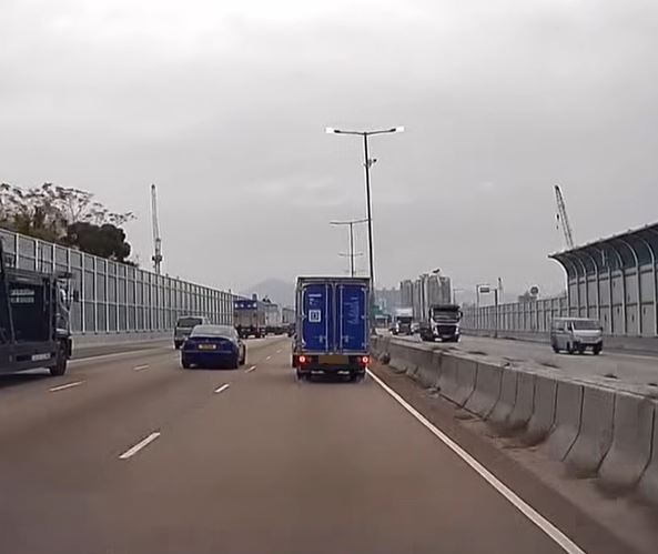 輕型貨車因前面私家車收慢而急煞。fb車cam L（香港群組）影片截圖