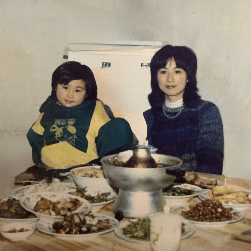高海寧則分享了一張7歲時與媽媽的同框合照，相中的她擁有一雙水汪汪大眼，而高媽媽更是五官標緻。