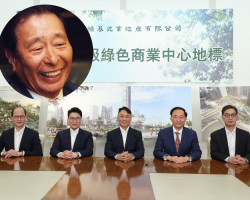 李家傑(中)指四叔(圓圖,資料圖片)對中環地王中標感到好高興。
