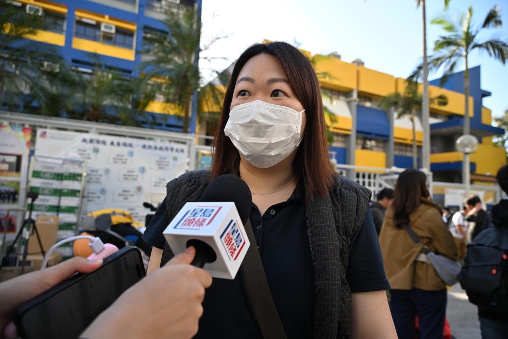 冼小姐透露，家人分頭行事，有人申請援助金，有些人去申請身份證。