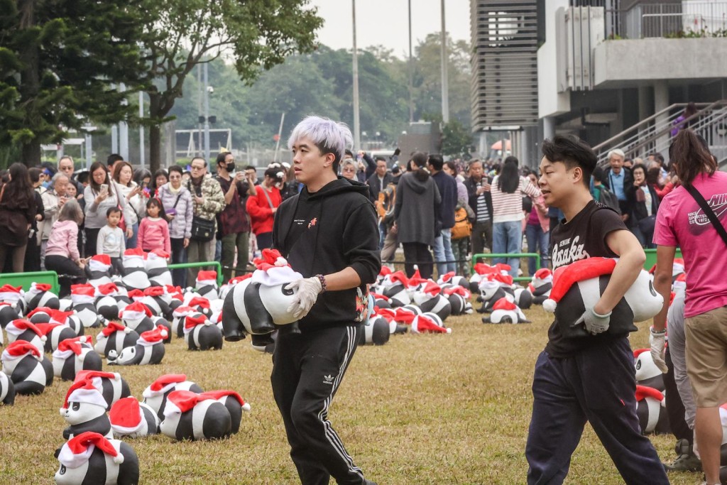 市民領取早前認捐的熊貓。