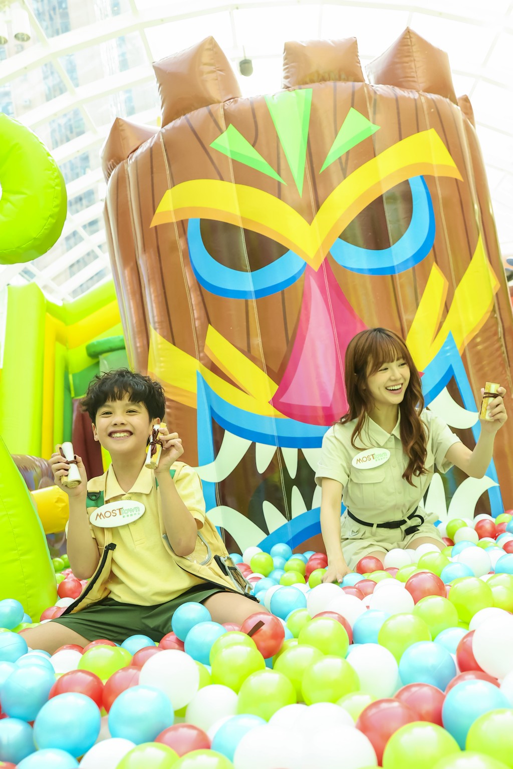 逢星期一至五於指定時段將設「謎城交易所」遊戲,星期六、日及公眾假期則會升級為「謎城大解密」。1(圖片來源:MOSTown新港城中心) 逢星期一至五於指定時段將設「謎城交易所」遊戲,星期六、日及公眾假期則會升級為「謎城大解密」。1(圖片來源:MOSTown新港城中心)