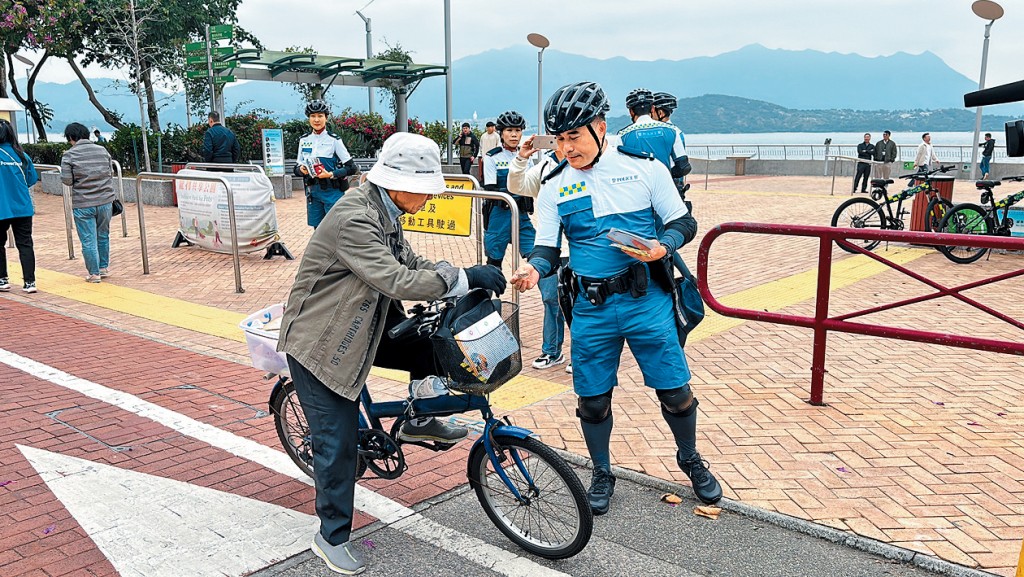警方單車巡邏隊昨日以新制服及新裝備巡邏,並向市民派發注意踏單車安全的宣傳單張。