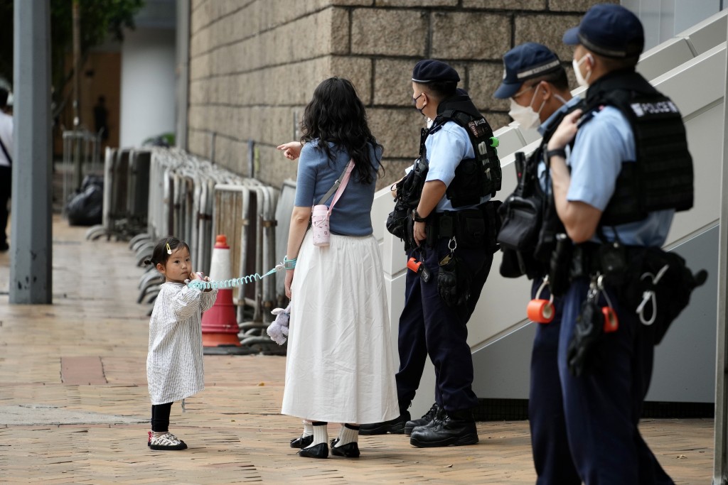 黎智英提出永久終止聆訊案今日開庭。警方在法庭外戒備。蘇正謙攝