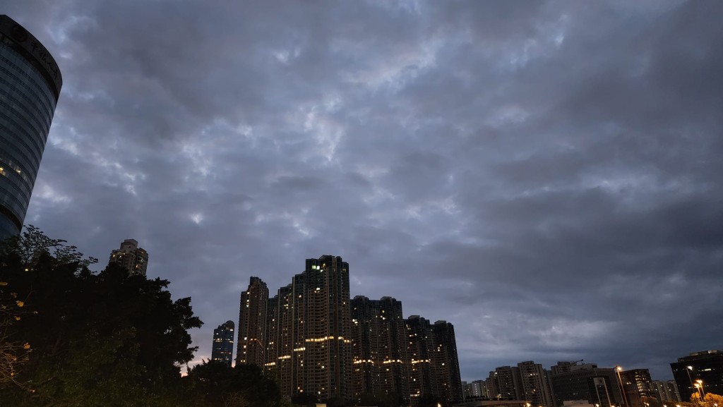 日間短暫時間有陽光，最高氣溫約21度。黎志偉攝