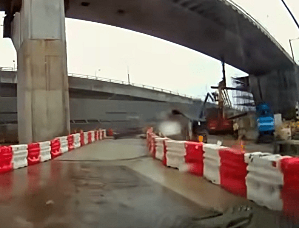 地盤工字鐵墮下一刻。fb：HongKong CarCam