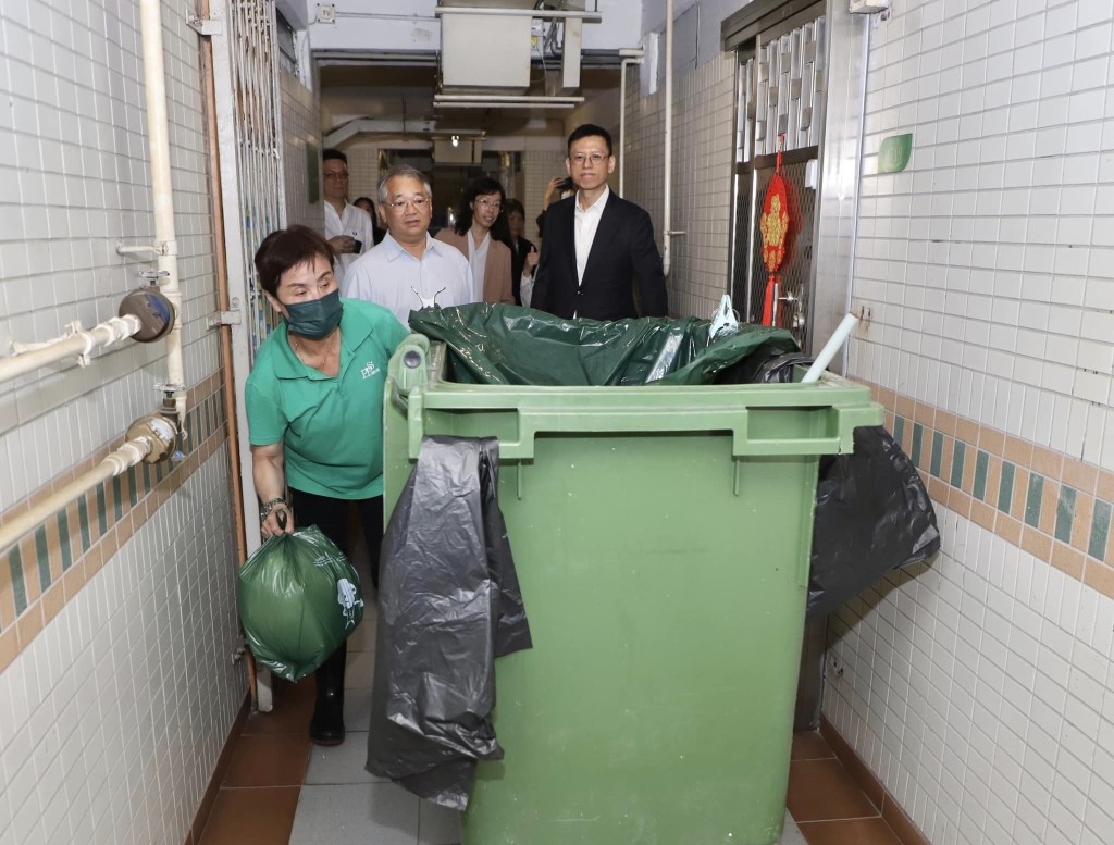 徐浩光到訪荃灣滿樂大廈，與房協人員一同實地視察安寧樓的試行情況，巡視樓層垃圾收集流程。環境局FB