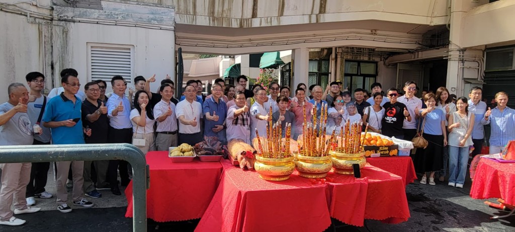 華人練馬師呂健威是上屆冠軍，昨午舉行季前拜神儀式，多位馬主出席，包括K126馬主文壽強。