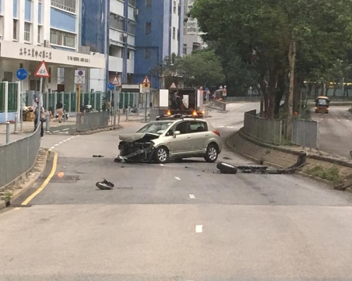 肇事私家車車頭損毀嚴重。大元邨關注組