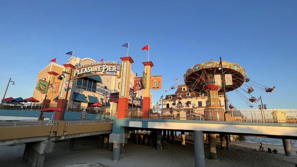 「歡樂碼頭」位於加爾維斯敦。 fb / Pleasure Pier 「歡樂碼頭」位於加爾維斯敦。 fb / Pleasure Pier