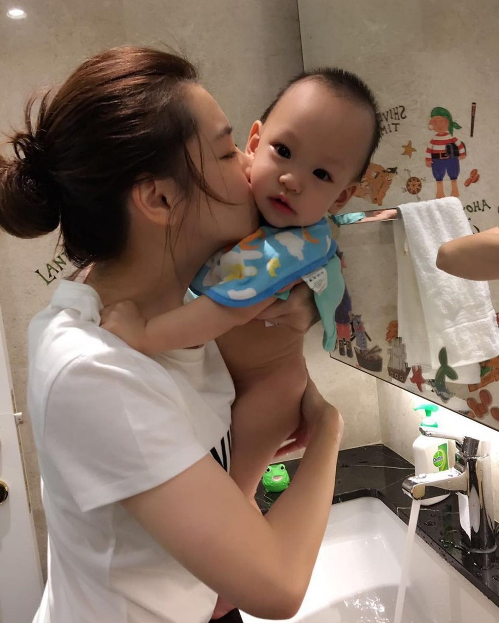 開心誕下健康的兒子。