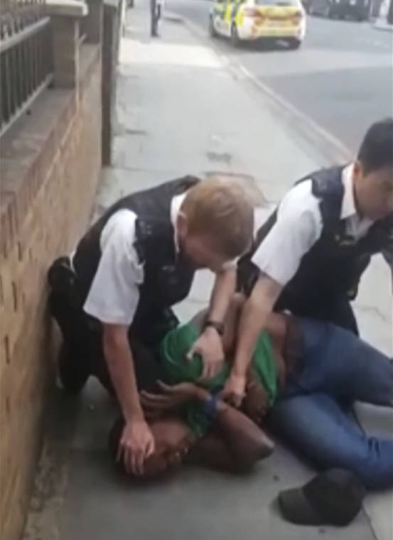 英國警方跪頸。網圖