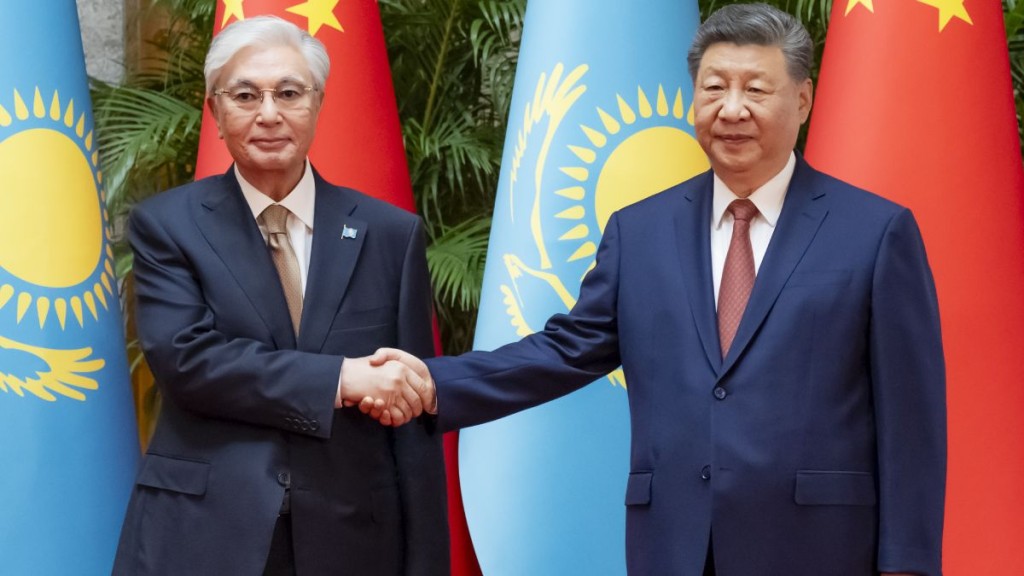 国家主席习近平与出席世界人工智能大会的哈萨克总统托卡耶夫会晤。新华社