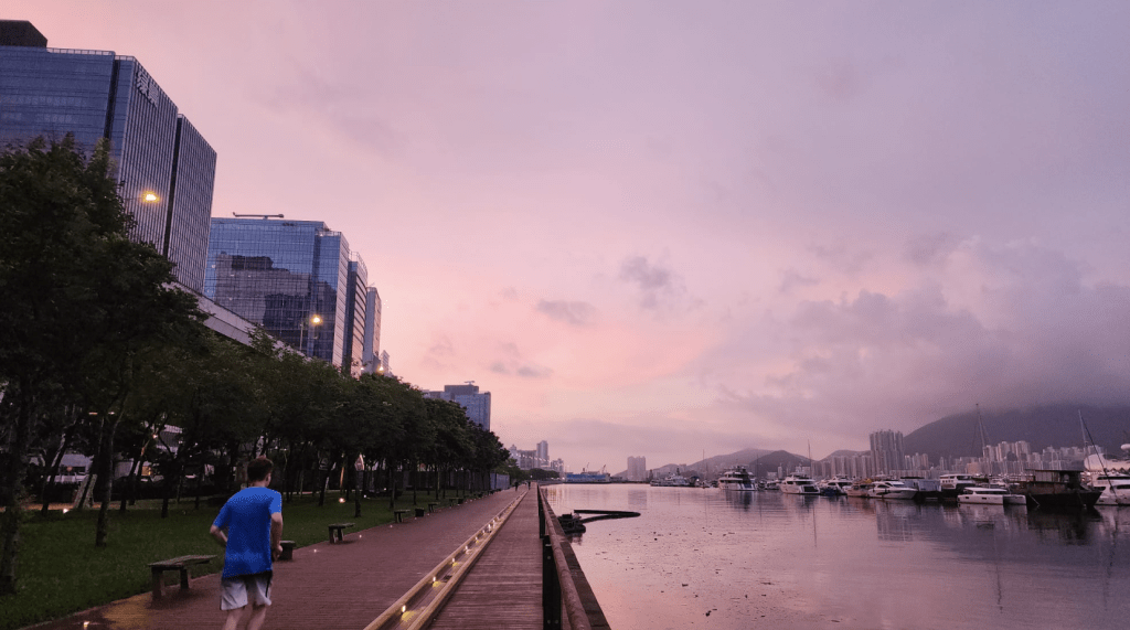 本港地區今日部分時間有陽光，局部地區有驟雨。黎志偉攝
