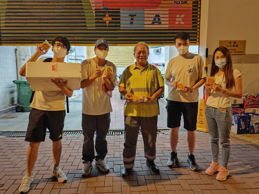敢動文化協會與香港青年陽光力量的義工派送物資時得到清潔職工熱心幫助。（受訪者提供）