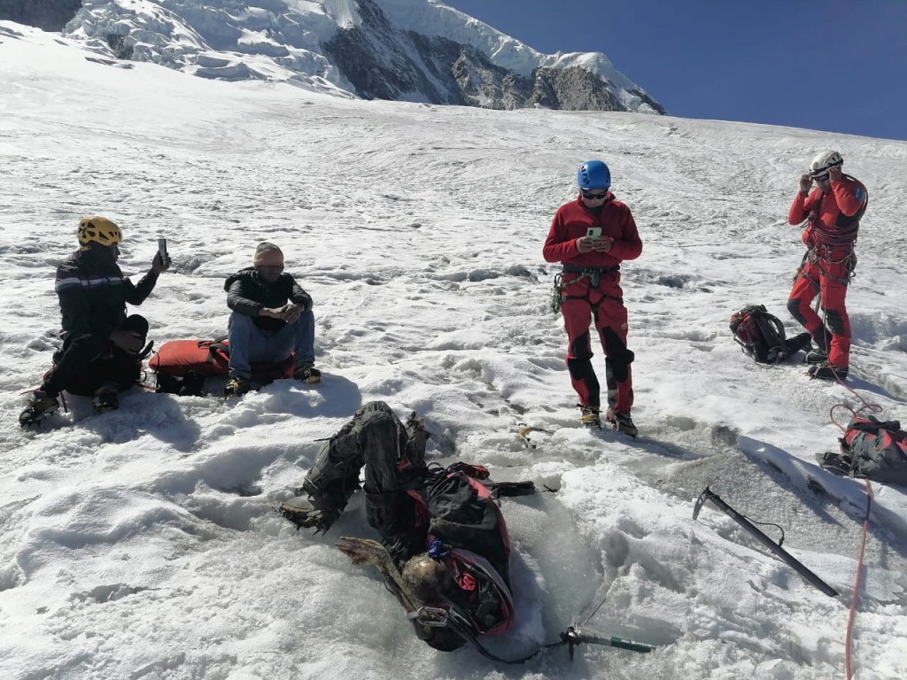一支由13名登山者組成的團隊參與尋找遺體行動。美聯社