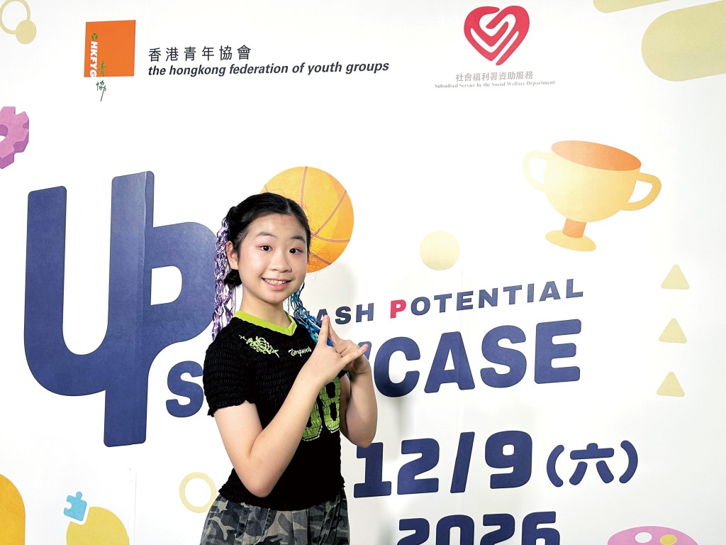 性格害羞內向的宇童熱愛K-POP,坦言在學校練舞難免感到尷尬。青協青年空間為她提供輕鬆無壓力的環境,更能結識志同道合的好友。 性格害羞內向的宇童熱愛K-POP,坦言在學校練舞難免感到尷尬。青協青年空間為她提供輕鬆無壓力的環境,更能結識志同道合的好友。